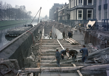 801481 Afbeelding van de werkzaamheden ten behoeve van de aanleg van de spuikoker langs de Rijnkade te Utrecht.